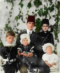Ακ Δαγ Ματέν, 1921. Ο μεγάλος με το φέσι είναι ο Γιάννης Κιουπτσίδης, αδερφός του παππού του δωρητή. Με τα αδέρφια του δωρητή πάνω ο Ισαάκ, κάτω ο Ιάκωβος, η Μαρία και η Πολύμνια