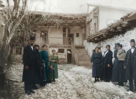  Ακ Δαγ Μαδέν 21 Απριλίου 1924. Η αυλή του σπιτιού της οικογένειας Κιουπτσίδη (Κιουπτσόγλου). Στο βάθος φαίνεται η βρύση