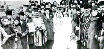 Αναμνηστική γαμήλια φωτογραφία έξω απο τον Ιερό Ναό με τους νεονύμφους, τους Ιερείς και τους καλεσμένους. 