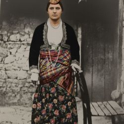 Αργυρουπολίτισσα κόρη με την επιχώρια παραδοσιακή της ενδυμασία
