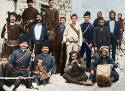 Κρώμνη (1910+) Έλληνες Κρωμναίοι διασκεδαστές με ζουρνά και ταούλ έξω απο το σπίτι του Βιόπουλου στην Κρώμνη της Χαλδίας του Πόντου 