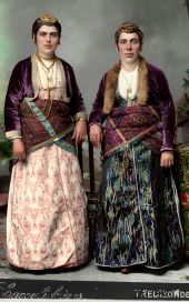 Τραπεζούντα τέλη του 1800. Δύο Ελληνίδες με τις επιχώριες γιορτινές παραδοσιακές τους ενδυμασίες (ζουπούνες)