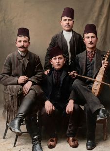 Με τη λύρα είναι ο Ζαβρακίδης Γιώργος. Ανάμεσα στους εικονικζόμενους διακρίνεται και ο Ανέστης Ζαβρακίδης περιφέρεια Τραπεζούντας 1920χ