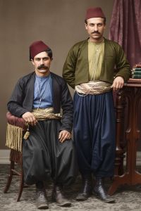 Ο Κρωμναίος Ιωάννης Βαφειάδης (καθισμένος) με τον κουμπάρο του 