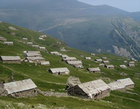 Χωριό Κερασέα (Χορτοθέρτς), όπως φαίνεται από τα υψώματα της Ζάβερας