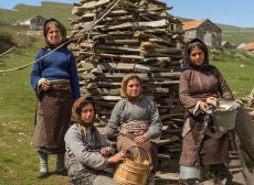 Κορίτσια απο το Καπήκιοϊ ύστερα απο τη δουλειά της ημέρας. Τα σελέκια χαλάγανε κι η στίβα εκουρέφτεν....