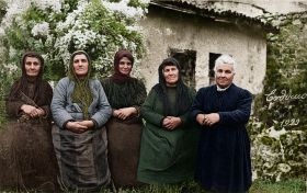 Κρωμναίες με τις παραδοσιακές τους τοπικές χωρικές ενδυμασίες. Με ευραπαϊκά ρούχα είναι η Αρκαδία Γ. Χ'' Παναγιωτίδου 1929