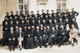 Μαθητές του Φροντιστηρίου Τραπεζούντας με καθηγητές τους το 1910