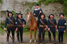 Νικολά Εφέντης με τα παλληκάρια του Ακ Δαγ Μαδεν 