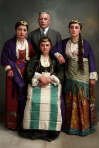 Οικογένεια Ελλήνων απο την Τραπεζούντα σε αναμνηστική φωτογράφηση στις αρχές του 1900