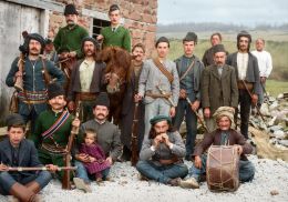 Κρώμνη (1910+) Έλληνες Κρωμναίοι διασκεδαστές με ζουρνά και ταούλ έξω απο το σπίτι του Βιόπουλου στην Κρώμνη της Χαλδίας του Πόντου 