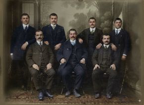 Τα παιδιά του Κώστα Κωνσταντινίδη από τα Σούρμενα καθιστοί από αριστερά  Παναγιώτης, Σάββας και Γιάννης, όρθιοι από αριστερά Ιορδάνης, Δημήτρης, Ανέστης και Θεόδωρος στο Βατούμ