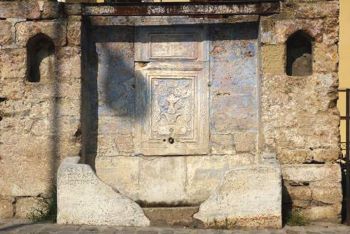 Παλιά κρήνη που έχει στερέψει πια 