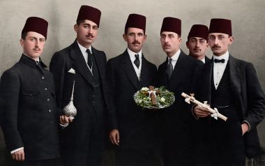 Ο Σάββας Ατματζίδης (με τον Σταυρό) και οι φίλοι τους κατά την περιφορά του Τιμίου Σταυρού των Θεοφανείων στην Κερασούντα πριν το 1922