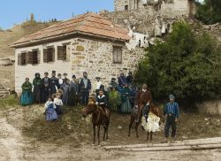 Σχολείο στο Σαχνόι, χωριό της Ματσούκας. Πίσω δεξιά η Πηνελόπη Μακρίδου-Δομνηνού. Αδριανή Εφραιμίδου