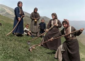 Χωρικές Σαντσίες με τις επιχώριες ενδυμασίες τους (τσόχας) εργάζονται στους λειμώνες στη Σαντά