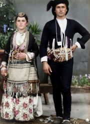 Ζευγάρι νιόπατρων Ελλήνων του Πόντου στις αρχές του 1900