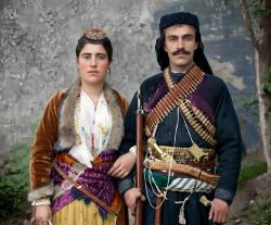 Ζευγάρι Ελλήνων στον Πόντο με τις επιχώριες παραδοσιακές τους ενδυμασίες (ζίπκα - ζουπούνα)