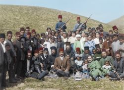 Προσκυνητές στην Ιερά Μονή του Αγίου Ιωάννη Βαζελώνα. Στο κέντρο ο ηγούμενος της Μονής Αρχιμανδρίτης Πανάρετος