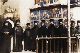 Η αδελφότητα της Ιεράς Μονής Παναγίας Σουμελά με τον ηγούμενο, μπροστά το καθολικό της Μονής