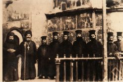 Η αδελφότητα της Ιεράς Μονής Παναγίας Σουμελά (Τραπεζούντα Πόντου) με τον ηγούμενο