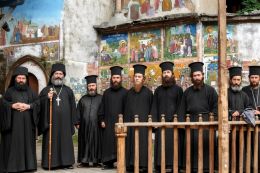 Ιερά Αυτοκρατορική και Πατριαρχική (Σταυροπηγιακή) Μονή της Παναγία Σουμελά. Η αδελφότητα με τον ηγούμενο της το 1910 μπροστά το Καθολικό της Μονής