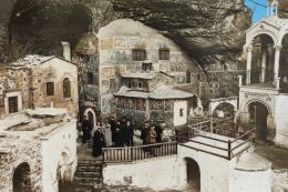 Η αδελφότητα και προσκυνητές στο προαύλιο μπροστά απο το Καθολικό της Ιεράς Μονής Σουμελά / Ματσούκα Τραπεζούντα Πόντου 1902