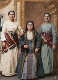 Τραπεζούντιες κόρες με τις επιχώριες, παραδοσιακές, τους ενδυμασίες (ζουπούνες)