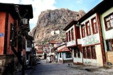 Σοκάκι και τμήμα του φρουρίου του Αφιόν Καραχισάρ