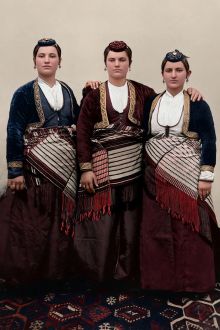 Φάτσα Πόντου 1906 - Από αριστερά Κυριακή Ευσταθίου Νεροπούλου. Παρθένα Παύλου Παπαδοπούλου. Άννα Χαράλαμπου Χιονίδου