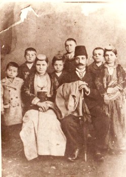 Κελόνσα Σουρμένων Πόντου 1910.  Σταύρος και Ελισάβετ Καλαντίδη με τα παιδιά τους Παναγιώτη, Λεωνίδα, Αφροδίτη, Πολυξένη, και Μιχάλη.  