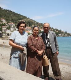 Ο κ Παναγιώτης Γιουρκενίδης με την Κερασούντια κα Μελπομένη Ζυμαρίδου, τη μητέρα και την κόρη της στα Κοτύωρα