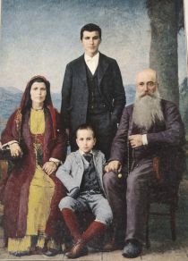 Αναμνηστική φωτογραφία οικογένειας Ελλήνων απο την Αργυρούπολη του Πόντου 