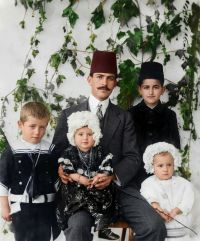 Ακ Δαγ Ματέν, 1921. Ο μεγάλος με το φέσι είναι ο Γιάννης Κιουπτσίδης, αδερφός του παππού του δωρητή. Με τα αδέρφια του δωρητή πάνω ο Ισαάκ, κάτω ο Ιάκωβος, η Μαρία και η Πολύμνια