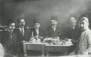 Ο Αλέξανδρος Ζαχαριάδης (πατέρας του δωρητή) πρώτος από αριστερά σε τραπέζι με φίλους 1915 Σαμψούντα