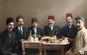 Ο Αλέξανδρος Ζαχαριάδης (πατέρας του δωρητή) πρώτος από αριστερά σε τραπέζι με φίλους 1915 Σαμψούντα