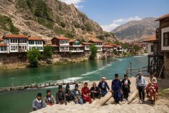 Ομάδα ανδρών φωτογραφίζονται στις όχθες του ποταμού Ίρι στις αρχές του 1900 με φόντο τους τάφους των Μιθριδατών βασιλέων του Πόντου