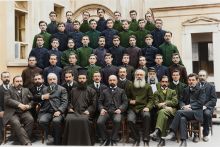 Απόφοιτοι και καθηγητές του Φροντιστηρίου Τραπεζούντας 1910. Από κάτω προς τα πάνω και από αριστερά στην πρώτη σειρά καθιστοί (καθηγητές)