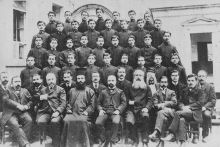 Απόφοιτοι και καθηγητές του Φροντιστηρίου Τραπεζούντας 1910. Από κάτω προς τα πάνω και από αριστερά στην πρώτη σειρά καθιστοί (καθηγητές)