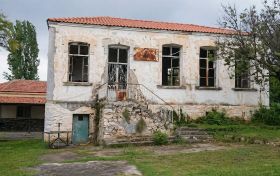 Το έρημο πια δημοτικό σχολείο της Αγίας Κυριακής (Ποταρές ή Πετερές) του νομού Κιλκίς