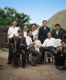 Ο ξακουστός Καυκάσιος (εκ Ρωσίας) κορνέτατζης (κλαρινίστας) της Ευκαρπίας Ηλίας Απιδόπουλος με τον Παφραίο (Παβραινό) λυράρη Θανάση Παπαδόπουλο και παρέα διασκεδαστών.