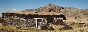 Κάτω απο τον φαινομενικά εικονιζόμενο αχυρώνα βρίσκεται η  Εκκλησία των κρυπτοχριστιανών της Ενορίας Σαράντων της Κρώμνη 