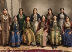 Πάφρα ή Μπάφρα, Αλύα αλλά και Γαζηλών. Ελληνίδες με τις επιχώριες παραδοσιακές τους ενδυμασίες πριν το 1920