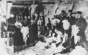 Καρτ ποστάλ - Εργοστάσιο επεξεργασίας μαλλιού ανκορά (τιφτίκ), στην Υοσγάτη του Πόντου 1922 - Εικονίζεται ο Μιχάλης Παπαϊωάννου