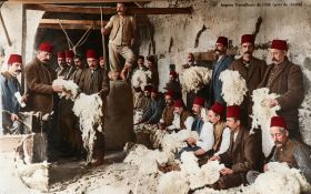 Καρτ ποστάλ - Εργοστάσιο επεξεργασίας μαλλιού ανκορά (τιφτίκ), στην Υοσγάτη του Πόντου 1922 - Εικονίζεται ο Μιχάλης Παπαϊωάννου