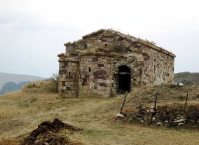 Ερημωμένος ναός στο Λερίν της Αργυρούπολης του Πόντου (σήμερα λέγεται yitirmez-koyu)