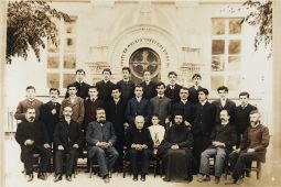 Μαθητές του Φροντιστηρίου Τραπεζούντας με καθηγητές τους πριν τον ξεριζωμό "Άφετε τα παιδία ελθείν προς με"