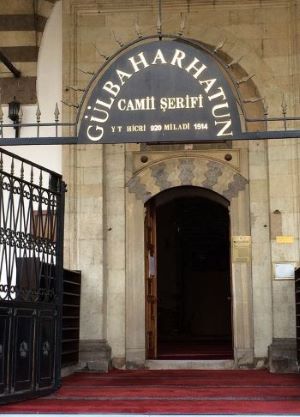 Η είσοδος του μαυσωλείου της Λιβερίτισσας Βασίλισσας Μαρίας Γκιουλμπαχάρ (Του Ρόδου της Άνοιξης) στην Τραπεζούντα - Devletlu İsmetlu Gülbahar (Kül-Bahār) Ayşe Hatun Aliyyetü'ş-Şân Hazretleri