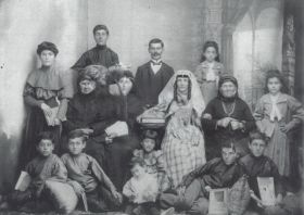 Οικογενειακή φωτογραφία της Κομματίδου - Θεοδωρίδου Σοφίας (μητέρα του δωρητή) από τα Ίμερα του Πόντου 1890