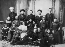 Οικογενειακή φωτογραφία της Κομματίδου - Θεοδωρίδου Σοφίας (μητέρα του δωρητή) από τα Ίμερα του Πόντου 1910